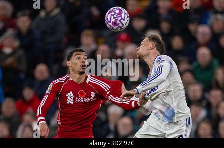 (251102) -- LIVERPOOL, 2. November 2025 (Xinhua) -- Hugo Ekitike (L) von Liverpool (L) stellt sich während des englischen Premier League-Spiels zwischen Liverpool FC und Aston Villa FC am 1. November 2025 in Liverpool, Großbritannien, um einen Kopfball mit Aston Villa's Matty Cash zu gewinnen. (XINHUA) NUR FÜR REDAKTIONELLE ZWECKE. NICHT ZUM VERKAUF FÜR MARKETING- ODER WERBEKAMPAGNEN. KEINE VERWENDUNG MIT NICHT AUTORISIERTEN AUDIO-, VIDEO-, DATEN-, REGALLISTEN, CLUB-/LEAGUE-LOGOS ODER LIVE-DIENSTEN. ONLINE-IN-MATCH-NUTZUNG AUF 45 BILDER BESCHRÄNKT, KEINE VIDETEMULATION. KEINE VERWENDUNG BEI WETTEN, SPIELEN ODER PUBLIKATIONEN FÜR EINZELNE CLUBS/LIGA/SPIELER. Stockfoto