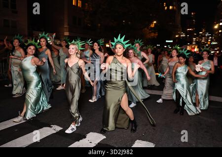 Eine Gruppe von Frauen tritt als Freiheitsstatue gekleidet während der 52. Jährlichen Halloween-Parade in New York, New York, am Freitag, den 31. Oktober 2025 auf. (Foto: Gordon Donovan) Stockfoto