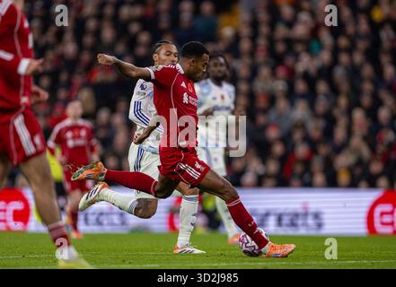 (251102) -- LIVERPOOL, 2. November 2025 (Xinhua) -- Liverpool Ryan Gravenberch (Front) erzielte das zweite Tor während des englischen Premier League-Spiels zwischen Liverpool FC und Aston Villa FC am 1. November 2025 in Liverpool. (XINHUA) NUR FÜR REDAKTIONELLE ZWECKE. NICHT ZUM VERKAUF FÜR MARKETING- ODER WERBEKAMPAGNEN. KEINE VERWENDUNG MIT NICHT AUTORISIERTEN AUDIO-, VIDEO-, DATEN-, REGALLISTEN, CLUB-/LEAGUE-LOGOS ODER LIVE-DIENSTEN. ONLINE-IN-MATCH-NUTZUNG AUF 45 BILDER BESCHRÄNKT, KEINE VIDETEMULATION. KEINE VERWENDUNG BEI WETTEN, SPIELEN ODER PUBLIKATIONEN FÜR EINZELNE CLUBS/LIGA/SPIELER. Stockfoto