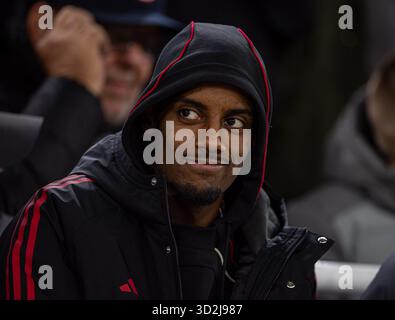 (251102) -- LIVERPOOL, 2. November 2025 (Xinhua) -- Liverpool Alexander Isak reagierte vor dem englischen Premier League Spiel zwischen Liverpool FC und Aston Villa FC am 1. November 2025 in Liverpool. (XINHUA) NUR FÜR REDAKTIONELLE ZWECKE. NICHT ZUM VERKAUF FÜR MARKETING- ODER WERBEKAMPAGNEN. KEINE VERWENDUNG MIT NICHT AUTORISIERTEN AUDIO-, VIDEO-, DATEN-, REGALLISTEN, CLUB-/LEAGUE-LOGOS ODER LIVE-DIENSTEN. ONLINE-IN-MATCH-NUTZUNG AUF 45 BILDER BESCHRÄNKT, KEINE VIDETEMULATION. KEINE VERWENDUNG BEI WETTEN, SPIELEN ODER PUBLIKATIONEN FÜR EINZELNE CLUBS/LIGA/SPIELER. Stockfoto