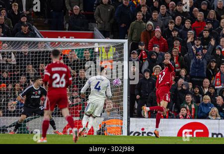 (251102) - LIVERPOOL, 2. November 2025 (Xinhua) - Liverpool Hugo Ekitike (1. R) erzielte ein Tor, das später nach einem VAR-Check während des englischen Premier League-Spiels zwischen Liverpool FC und Aston Villa FC in Liverpool, Großbritannien, am 1. November 2025 nicht erlaubt wurde. (XINHUA) NUR FÜR REDAKTIONELLE ZWECKE. NICHT ZUM VERKAUF FÜR MARKETING- ODER WERBEKAMPAGNEN. KEINE VERWENDUNG MIT NICHT AUTORISIERTEN AUDIO-, VIDEO-, DATEN-, REGALLISTEN, CLUB-/LEAGUE-LOGOS ODER LIVE-DIENSTEN. ONLINE-IN-MATCH-NUTZUNG AUF 45 BILDER BESCHRÄNKT, KEINE VIDETEMULATION. KEINE VERWENDUNG BEI WETTEN, SPIELEN ODER PUBLIKATIONEN FÜR EINZELNE CLUBS/LIGA/SPIELER. Stockfoto