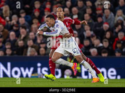 (251102) – LIVERPOOL, 2. November 2025 (Xinhua) – Liverpool-Kapitän Virgil van Dijk (R) hält Aston Villa Morgan Rogers während des englischen Premier League-Spiels zwischen Liverpool FC und Aston Villa FC am 1. November 2025 zurück. (XINHUA) NUR FÜR REDAKTIONELLE ZWECKE. NICHT ZUM VERKAUF FÜR MARKETING- ODER WERBEKAMPAGNEN. KEINE VERWENDUNG MIT NICHT AUTORISIERTEN AUDIO-, VIDEO-, DATEN-, REGALLISTEN, CLUB-/LEAGUE-LOGOS ODER LIVE-DIENSTEN. ONLINE-IN-MATCH-NUTZUNG AUF 45 BILDER BESCHRÄNKT, KEINE VIDETEMULATION. KEINE VERWENDUNG BEI WETTEN, SPIELEN ODER PUBLIKATIONEN FÜR EINZELNE CLUBS/LIGA/SPIELER. Stockfoto