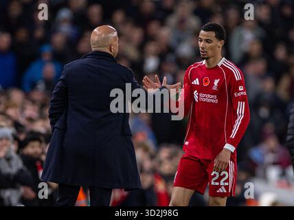 (251102) – LIVERPOOL, 2. November 2025 (Xinhua) – Hugo Ekitike (R) schüttelt sich die Hände mit Cheftrainer Arne Slot, als er am 1. November 2025 während des englischen Premier League-Spiels zwischen Liverpool FC und Aston Villa FC in Liverpool, Großbritannien, abgelöst wird. (XINHUA) NUR FÜR REDAKTIONELLE ZWECKE. NICHT ZUM VERKAUF FÜR MARKETING- ODER WERBEKAMPAGNEN. KEINE VERWENDUNG MIT NICHT AUTORISIERTEN AUDIO-, VIDEO-, DATEN-, REGALLISTEN, CLUB-/LEAGUE-LOGOS ODER LIVE-DIENSTEN. ONLINE-IN-MATCH-NUTZUNG AUF 45 BILDER BESCHRÄNKT, KEINE VIDETEMULATION. KEINE VERWENDUNG BEI WETTEN, SPIELEN ODER PUBLIKATIONEN FÜR EINZELNE CLUBS/LIGA/SPIELER. Stockfoto