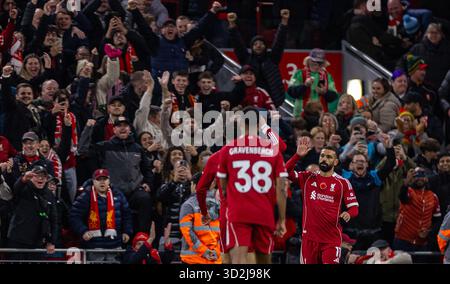 (251102) -- LIVERPOOL, 2. November 2025 (Xinhua) -- Liverpool Mohamed Salah (R) feiert, nachdem er das erste Tor während des englischen Premier League-Spiels zwischen Liverpool FC und Aston Villa FC am 1. November 2025 in Liverpool erzielt hat. (XINHUA) NUR FÜR REDAKTIONELLE ZWECKE. NICHT ZUM VERKAUF FÜR MARKETING- ODER WERBEKAMPAGNEN. KEINE VERWENDUNG MIT NICHT AUTORISIERTEN AUDIO-, VIDEO-, DATEN-, REGALLISTEN, CLUB-/LEAGUE-LOGOS ODER LIVE-DIENSTEN. ONLINE-IN-MATCH-NUTZUNG AUF 45 BILDER BESCHRÄNKT, KEINE VIDETEMULATION. KEINE VERWENDUNG BEI WETTEN, SPIELEN ODER PUBLIKATIONEN FÜR EINZELNE CLUBS/LIGA/SPIELER. Stockfoto
