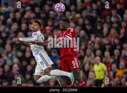 (251102) -- LIVERPOOL, 2. November 2025 (Xinhua) -- Ollie Watkins (L) von Aston Villa (L) stellt sich beim englischen Premier League Spiel zwischen Liverpool FC und Aston Villa FC am 1. November 2025 in Liverpool, Großbritannien, gegen Ibrahima Konate. (XINHUA) NUR FÜR REDAKTIONELLE ZWECKE. NICHT ZUM VERKAUF FÜR MARKETING- ODER WERBEKAMPAGNEN. KEINE VERWENDUNG MIT NICHT AUTORISIERTEN AUDIO-, VIDEO-, DATEN-, REGALLISTEN, CLUB-/LEAGUE-LOGOS ODER LIVE-DIENSTEN. ONLINE-IN-MATCH-NUTZUNG AUF 45 BILDER BESCHRÄNKT, KEINE VIDETEMULATION. KEINE VERWENDUNG BEI WETTEN, SPIELEN ODER PUBLIKATIONEN FÜR EINZELNE CLUBS/LIGA/SPIELER. Stockfoto