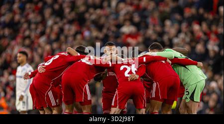 (251102) -- LIVERPOOL, 2. November 2025 (Xinhua) -- die Spieler aus Liverpool bilden ein Vorspiel vor dem Spiel der englischen Premier League zwischen Liverpool FC und Aston Villa FC am 1. November 2025 in Liverpool, Großbritannien. (XINHUA) NUR FÜR REDAKTIONELLE ZWECKE. NICHT ZUM VERKAUF FÜR MARKETING- ODER WERBEKAMPAGNEN. KEINE VERWENDUNG MIT NICHT AUTORISIERTEN AUDIO-, VIDEO-, DATEN-, REGALLISTEN, CLUB-/LEAGUE-LOGOS ODER LIVE-DIENSTEN. ONLINE-IN-MATCH-NUTZUNG AUF 45 BILDER BESCHRÄNKT, KEINE VIDETEMULATION. KEINE VERWENDUNG BEI WETTEN, SPIELEN ODER PUBLIKATIONEN FÜR EINZELNE CLUBS/LIGA/SPIELER. Stockfoto