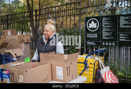Bronx, USA. November 2025. Die Food Bank NYC beherbergt eine Moble Food Pantry am Mt. Hope Spielplatz für Bewohner der Bronx. Heute ist der erste Tag des Monats, in dem Millionen von New Yorkern ohne die Vorteile des SNAP-Programms (Supplemental Nutrition Assistance Program) zur Versorgung ihrer Familien mit Nahrungsmitteln zurückbleiben würden. Zwei Bundesrichter befahlen dem Landwirtschaftsministerium, die Gelder freizugeben. Bronx, NY. November 2025. (Foto: Steve Sanchez/SIPA USA). Quelle: SIPA USA/Alamy Live News Stockfoto