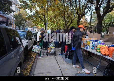 Bronx, USA. November 2025. Die Food Bank NYC beherbergt eine Moble Food Pantry am Mt. Hope Spielplatz für Bewohner der Bronx. Heute ist der erste Tag des Monats, in dem Millionen von New Yorkern ohne die Vorteile des SNAP-Programms (Supplemental Nutrition Assistance Program) zur Versorgung ihrer Familien mit Nahrungsmitteln zurückbleiben würden. Zwei Bundesrichter befahlen dem Landwirtschaftsministerium, die Gelder freizugeben. Bronx, NY. November 2025. (Foto: Steve Sanchez/SIPA USA). Quelle: SIPA USA/Alamy Live News Stockfoto