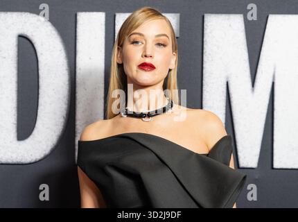 New York, Usa. November 2025. Jennifer Lawrence in einem Kleid von Dior besucht am 1. November 2025 die Premiere von „die My Love“ am AMC Lincoln Square in New York, NY. (Foto: Lev Radin/SIPA USA) Credit: SIPA USA/Alamy Live News Stockfoto