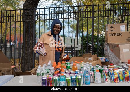 Bronx, USA. November 2025. Die Food Bank NYC beherbergt eine Moble Food Pantry am Mt. Hope Spielplatz für Bewohner der Bronx. Heute ist der erste Tag des Monats, in dem Millionen von New Yorkern ohne die Vorteile des SNAP-Programms (Supplemental Nutrition Assistance Program) zur Versorgung ihrer Familien mit Nahrungsmitteln zurückbleiben würden. Zwei Bundesrichter befahlen dem Landwirtschaftsministerium, die Gelder freizugeben. Bronx, NY. November 2025. (Foto: Steve Sanchez/SIPA USA). Quelle: SIPA USA/Alamy Live News Stockfoto