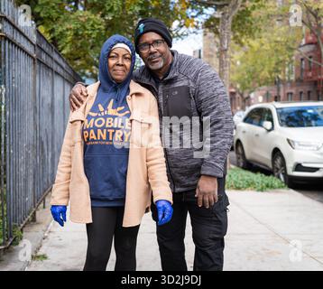 Bronx, USA. November 2025. Die Food Bank NYC beherbergt eine Moble Food Pantry am Mt. Hope Spielplatz für Bewohner der Bronx. Heute ist der erste Tag des Monats, in dem Millionen von New Yorkern ohne die Vorteile des SNAP-Programms (Supplemental Nutrition Assistance Program) zur Versorgung ihrer Familien mit Nahrungsmitteln zurückbleiben würden. Zwei Bundesrichter befahlen dem Landwirtschaftsministerium, die Gelder freizugeben. Bronx, NY. November 2025. (Foto: Steve Sanchez/SIPA USA). Quelle: SIPA USA/Alamy Live News Stockfoto