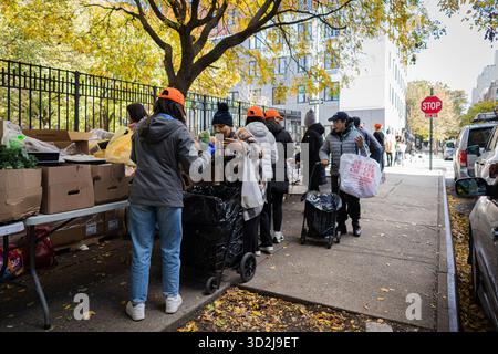 Bronx, USA. November 2025. Die Food Bank NYC beherbergt eine Moble Food Pantry am Mt. Hope Spielplatz für Bewohner der Bronx. Heute ist der erste Tag des Monats, in dem Millionen von New Yorkern ohne die Vorteile des SNAP-Programms (Supplemental Nutrition Assistance Program) zur Versorgung ihrer Familien mit Nahrungsmitteln zurückbleiben würden. Zwei Bundesrichter befahlen dem Landwirtschaftsministerium, die Gelder freizugeben. Bronx, NY. November 2025. (Foto: Steve Sanchez/SIPA USA). Quelle: SIPA USA/Alamy Live News Stockfoto