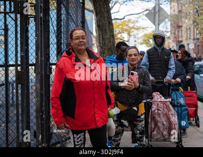 Bronx, USA. November 2025. Die Food Bank NYC beherbergt eine Moble Food Pantry am Mt. Hope Spielplatz für Bewohner der Bronx. Heute ist der erste Tag des Monats, in dem Millionen von New Yorkern ohne die Vorteile des SNAP-Programms (Supplemental Nutrition Assistance Program) zur Versorgung ihrer Familien mit Nahrungsmitteln zurückbleiben würden. Zwei Bundesrichter befahlen dem Landwirtschaftsministerium, die Gelder freizugeben. Bronx, NY. November 2025. (Foto: Steve Sanchez/SIPA USA). Quelle: SIPA USA/Alamy Live News Stockfoto