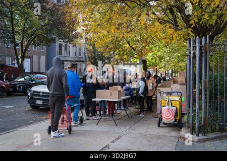 Bronx, USA. November 2025. Die Food Bank NYC beherbergt eine Moble Food Pantry am Mt. Hope Spielplatz für Bewohner der Bronx. Heute ist der erste Tag des Monats, in dem Millionen von New Yorkern ohne die Vorteile des SNAP-Programms (Supplemental Nutrition Assistance Program) zur Versorgung ihrer Familien mit Nahrungsmitteln zurückbleiben würden. Zwei Bundesrichter befahlen dem Landwirtschaftsministerium, die Gelder freizugeben. Bronx, NY. November 2025. (Foto: Steve Sanchez/SIPA USA). Quelle: SIPA USA/Alamy Live News Stockfoto