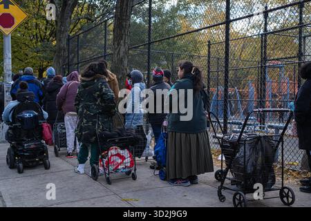 Bronx, USA. November 2025. Die Food Bank NYC beherbergt eine Moble Food Pantry am Mt. Hope Spielplatz für Bewohner der Bronx. Heute ist der erste Tag des Monats, in dem Millionen von New Yorkern ohne die Vorteile des SNAP-Programms (Supplemental Nutrition Assistance Program) zur Versorgung ihrer Familien mit Nahrungsmitteln zurückbleiben würden. Zwei Bundesrichter befahlen dem Landwirtschaftsministerium, die Gelder freizugeben. Bronx, NY. November 2025. (Foto: Steve Sanchez/SIPA USA). Quelle: SIPA USA/Alamy Live News Stockfoto
