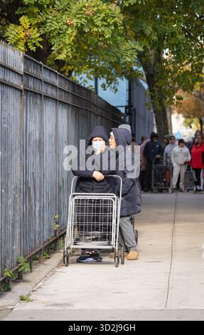 Bronx, USA. November 2025. Die Food Bank NYC beherbergt eine Moble Food Pantry am Mt. Hope Spielplatz für Bewohner der Bronx. Heute ist der erste Tag des Monats, in dem Millionen von New Yorkern ohne die Vorteile des SNAP-Programms (Supplemental Nutrition Assistance Program) zur Versorgung ihrer Familien mit Nahrungsmitteln zurückbleiben würden. Zwei Bundesrichter befahlen dem Landwirtschaftsministerium, die Gelder freizugeben. Bronx, NY. November 2025. (Foto: Steve Sanchez/SIPA USA). Quelle: SIPA USA/Alamy Live News Stockfoto