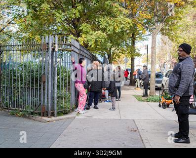 Bronx, USA. November 2025. Die Food Bank NYC beherbergt eine Moble Food Pantry am Mt. Hope Spielplatz für Bewohner der Bronx. Heute ist der erste Tag des Monats, in dem Millionen von New Yorkern ohne die Vorteile des SNAP-Programms (Supplemental Nutrition Assistance Program) zur Versorgung ihrer Familien mit Nahrungsmitteln zurückbleiben würden. Zwei Bundesrichter befahlen dem Landwirtschaftsministerium, die Gelder freizugeben. Bronx, NY. November 2025. (Foto: Steve Sanchez/SIPA USA). Quelle: SIPA USA/Alamy Live News Stockfoto