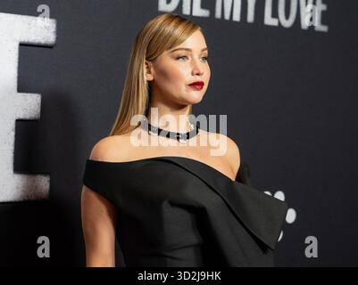 New York, Usa. November 2025. Jennifer Lawrence in einem Kleid von Dior besucht am 1. November 2025 die Premiere von „die My Love“ am AMC Lincoln Square in New York, NY. (Foto: Lev Radin/SIPA USA) Credit: SIPA USA/Alamy Live News Stockfoto