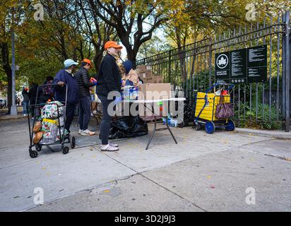 Bronx, USA. November 2025. Die Food Bank NYC beherbergt eine Moble Food Pantry am Mt. Hope Spielplatz für Bewohner der Bronx. Heute ist der erste Tag des Monats, in dem Millionen von New Yorkern ohne die Vorteile des SNAP-Programms (Supplemental Nutrition Assistance Program) zur Versorgung ihrer Familien mit Nahrungsmitteln zurückbleiben würden. Zwei Bundesrichter befahlen dem Landwirtschaftsministerium, die Gelder freizugeben. Bronx, NY. November 2025. (Foto: Steve Sanchez/SIPA USA). Quelle: SIPA USA/Alamy Live News Stockfoto