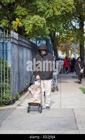 Bronx, USA. November 2025. Die Food Bank NYC beherbergt eine Moble Food Pantry am Mt. Hope Spielplatz für Bewohner der Bronx. Heute ist der erste Tag des Monats, in dem Millionen von New Yorkern ohne die Vorteile des SNAP-Programms (Supplemental Nutrition Assistance Program) zur Versorgung ihrer Familien mit Nahrungsmitteln zurückbleiben würden. Zwei Bundesrichter befahlen dem Landwirtschaftsministerium, die Gelder freizugeben. Bronx, NY. November 2025. (Foto: Steve Sanchez/SIPA USA). Quelle: SIPA USA/Alamy Live News Stockfoto