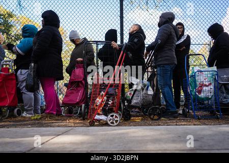 Bronx, USA. November 2025. Die Food Bank NYC beherbergt eine Moble Food Pantry am Mt. Hope Spielplatz für Bewohner der Bronx. Heute ist der erste Tag des Monats, in dem Millionen von New Yorkern ohne die Vorteile des SNAP-Programms (Supplemental Nutrition Assistance Program) zur Versorgung ihrer Familien mit Nahrungsmitteln zurückbleiben würden. Zwei Bundesrichter befahlen dem Landwirtschaftsministerium, die Gelder freizugeben. Bronx, NY. November 2025. (Foto: Steve Sanchez/SIPA USA). Quelle: SIPA USA/Alamy Live News Stockfoto