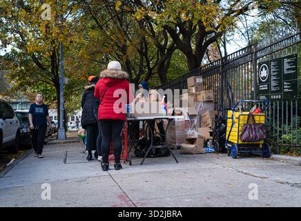Bronx, USA. November 2025. Die Food Bank NYC beherbergt eine Moble Food Pantry am Mt. Hope Spielplatz für Bewohner der Bronx. Heute ist der erste Tag des Monats, in dem Millionen von New Yorkern ohne die Vorteile des SNAP-Programms (Supplemental Nutrition Assistance Program) zur Versorgung ihrer Familien mit Nahrungsmitteln zurückbleiben würden. Zwei Bundesrichter befahlen dem Landwirtschaftsministerium, die Gelder freizugeben. Bronx, NY. November 2025. (Foto: Steve Sanchez/SIPA USA). Quelle: SIPA USA/Alamy Live News Stockfoto