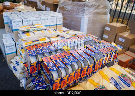 Bronx, USA. November 2025. Die Food Bank NYC beherbergt eine Moble Food Pantry am Mt. Hope Spielplatz für Bewohner der Bronx. Heute ist der erste Tag des Monats, in dem Millionen von New Yorkern ohne die Vorteile des SNAP-Programms (Supplemental Nutrition Assistance Program) zur Versorgung ihrer Familien mit Nahrungsmitteln zurückbleiben würden. Zwei Bundesrichter befahlen dem Landwirtschaftsministerium, die Gelder freizugeben. Bronx, NY. November 2025. (Foto: Steve Sanchez/SIPA USA). Quelle: SIPA USA/Alamy Live News Stockfoto