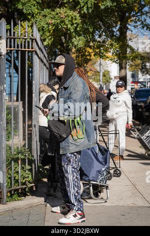 Bronx, USA. November 2025. Die Food Bank NYC beherbergt eine Moble Food Pantry am Mt. Hope Spielplatz für Bewohner der Bronx. Heute ist der erste Tag des Monats, in dem Millionen von New Yorkern ohne die Vorteile des SNAP-Programms (Supplemental Nutrition Assistance Program) zur Versorgung ihrer Familien mit Nahrungsmitteln zurückbleiben würden. Zwei Bundesrichter befahlen dem Landwirtschaftsministerium, die Gelder freizugeben. Bronx, NY. November 2025. (Foto: Steve Sanchez/SIPA USA). Quelle: SIPA USA/Alamy Live News Stockfoto