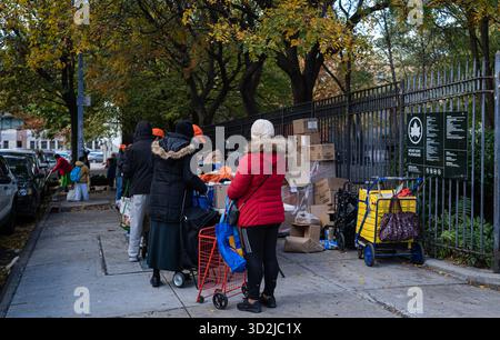 Bronx, USA. November 2025. Die Food Bank NYC beherbergt eine Moble Food Pantry am Mt. Hope Spielplatz für Bewohner der Bronx. Heute ist der erste Tag des Monats, in dem Millionen von New Yorkern ohne die Vorteile des SNAP-Programms (Supplemental Nutrition Assistance Program) zur Versorgung ihrer Familien mit Nahrungsmitteln zurückbleiben würden. Zwei Bundesrichter befahlen dem Landwirtschaftsministerium, die Gelder freizugeben. Bronx, NY. November 2025. (Foto: Steve Sanchez/SIPA USA). Quelle: SIPA USA/Alamy Live News Stockfoto