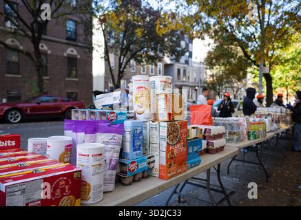 Bronx, USA. November 2025. Die Food Bank NYC beherbergt eine Moble Food Pantry am Mt. Hope Spielplatz für Bewohner der Bronx. Heute ist der erste Tag des Monats, in dem Millionen von New Yorkern ohne die Vorteile des SNAP-Programms (Supplemental Nutrition Assistance Program) zur Versorgung ihrer Familien mit Nahrungsmitteln zurückbleiben würden. Zwei Bundesrichter befahlen dem Landwirtschaftsministerium, die Gelder freizugeben. Bronx, NY. November 2025. (Foto: Steve Sanchez/SIPA USA). Quelle: SIPA USA/Alamy Live News Stockfoto