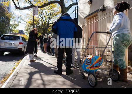 Bronx, USA. November 2025. Die Food Bank NYC beherbergt eine Moble Food Pantry am Mt. Hope Spielplatz für Bewohner der Bronx. Heute ist der erste Tag des Monats, in dem Millionen von New Yorkern ohne die Vorteile des SNAP-Programms (Supplemental Nutrition Assistance Program) zur Versorgung ihrer Familien mit Nahrungsmitteln zurückbleiben würden. Zwei Bundesrichter befahlen dem Landwirtschaftsministerium, die Gelder freizugeben. Bronx, NY. November 2025. (Foto: Steve Sanchez/SIPA USA). Quelle: SIPA USA/Alamy Live News Stockfoto