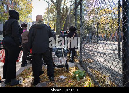 Bronx, USA. November 2025. Die Food Bank NYC beherbergt eine Moble Food Pantry am Mt. Hope Spielplatz für Bewohner der Bronx. Heute ist der erste Tag des Monats, in dem Millionen von New Yorkern ohne die Vorteile des SNAP-Programms (Supplemental Nutrition Assistance Program) zur Versorgung ihrer Familien mit Nahrungsmitteln zurückbleiben würden. Zwei Bundesrichter befahlen dem Landwirtschaftsministerium, die Gelder freizugeben. Bronx, NY. November 2025. (Foto: Steve Sanchez/SIPA USA). Quelle: SIPA USA/Alamy Live News Stockfoto