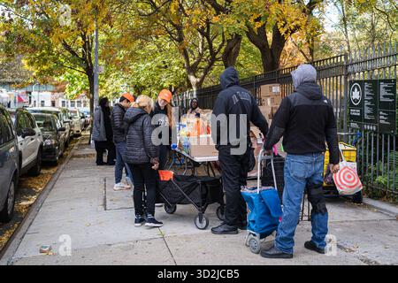 Bronx, USA. November 2025. Die Food Bank NYC beherbergt eine Moble Food Pantry am Mt. Hope Spielplatz für Bewohner der Bronx. Heute ist der erste Tag des Monats, in dem Millionen von New Yorkern ohne die Vorteile des SNAP-Programms (Supplemental Nutrition Assistance Program) zur Versorgung ihrer Familien mit Nahrungsmitteln zurückbleiben würden. Zwei Bundesrichter befahlen dem Landwirtschaftsministerium, die Gelder freizugeben. Bronx, NY. November 2025. (Foto: Steve Sanchez/SIPA USA). Quelle: SIPA USA/Alamy Live News Stockfoto