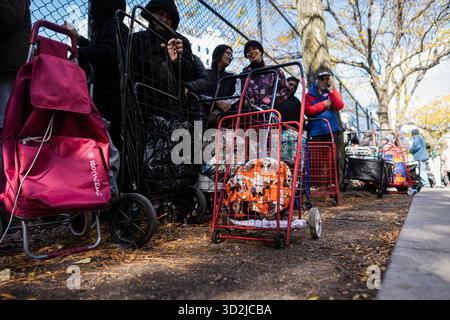Bronx, USA. November 2025. Die Food Bank NYC beherbergt eine Moble Food Pantry am Mt. Hope Spielplatz für Bewohner der Bronx. Heute ist der erste Tag des Monats, in dem Millionen von New Yorkern ohne die Vorteile des SNAP-Programms (Supplemental Nutrition Assistance Program) zur Versorgung ihrer Familien mit Nahrungsmitteln zurückbleiben würden. Zwei Bundesrichter befahlen dem Landwirtschaftsministerium, die Gelder freizugeben. Bronx, NY. November 2025. (Foto: Steve Sanchez/SIPA USA). Quelle: SIPA USA/Alamy Live News Stockfoto