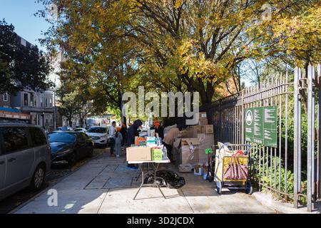 Bronx, USA. November 2025. Die Food Bank NYC beherbergt eine Moble Food Pantry am Mt. Hope Spielplatz für Bewohner der Bronx. Heute ist der erste Tag des Monats, in dem Millionen von New Yorkern ohne die Vorteile des SNAP-Programms (Supplemental Nutrition Assistance Program) zur Versorgung ihrer Familien mit Nahrungsmitteln zurückbleiben würden. Zwei Bundesrichter befahlen dem Landwirtschaftsministerium, die Gelder freizugeben. Bronx, NY. November 2025. (Foto: Steve Sanchez/SIPA USA). Quelle: SIPA USA/Alamy Live News Stockfoto
