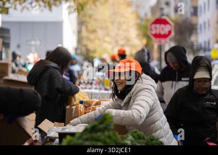 Bronx, USA. November 2025. Die Food Bank NYC beherbergt eine Moble Food Pantry am Mt. Hope Spielplatz für Bewohner der Bronx. Heute ist der erste Tag des Monats, in dem Millionen von New Yorkern ohne die Vorteile des SNAP-Programms (Supplemental Nutrition Assistance Program) zur Versorgung ihrer Familien mit Nahrungsmitteln zurückbleiben würden. Zwei Bundesrichter befahlen dem Landwirtschaftsministerium, die Gelder freizugeben. Bronx, NY. November 2025. (Foto: Steve Sanchez/SIPA USA). Quelle: SIPA USA/Alamy Live News Stockfoto