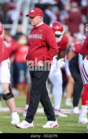1. November 2025: Arkansas Interim Head Coach Bobby Petrino zieht beim Aufwärmen in die Mannschaft. Mississippi State besiegte Arkansas 38-35 in Fayetteville, AR. Richey Miller/CSM Stockfoto