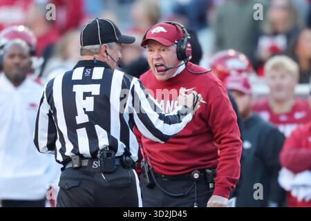 1. November 2025: Razorback Interim Head Coach Bobby Petrino äußert seinen Unmut über den Aufruf der Beamten. Mississippi State besiegte Arkansas 38-35 in Fayetteville, AR. Richey Miller/CSM(Bild: © Richey Miller/Cal Sport Media) Stockfoto