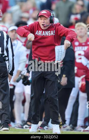 1. November 2025: Bobby Petrino Arkansas Interim Head Coach zeigt dem Beamten, was er auf dem Feld gesehen hat. Mississippi State besiegte Arkansas 38-35 in Fayetteville, AR. Richey Miller/CSM Stockfoto