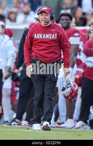 1. November 2025: Arkansas Interim Head Coach Bobby Petrino drückt seine Gefühle gegenüber den Beamten aus. Mississippi State besiegte Arkansas 38-35 in Fayetteville, AR. Richey Miller/CSM Stockfoto