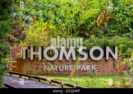 Singapur 1. November 2025: Der Haupteingang des Thomson Nature Park. Der am 12. Oktober 2019 eröffnete Park wird an der Stelle eines ehemaligen Hain erschlossen Stockfoto