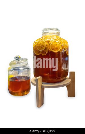 Gestanzte Honig mit Zitronensaft in einem Glas auf weiß isoliert. Stockfoto