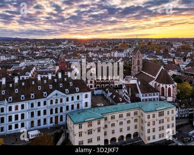 Blick auf die alte Universität auf der Großbaselseite nahe dem Rheinsprung Stockfoto