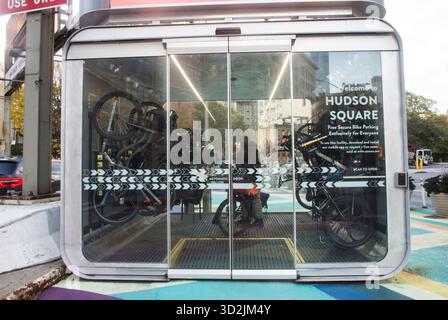 November 2025, New York City, New York, USA: Hudson Square Bike Lockup. Oonee eröffnete in Zusammenarbeit mit dem Hudson Square BID und der Port Authority of NY & NJ einen sicheren Fahrradparkplatz in der Nähe des Holland Tunnels Der freistehende Pod kann bis zu 20 Fahrräder ohne Kosten für den Benutzer aufbewahren, je nachdem, ob der Kunde zuerst kommt, zuerst serviert wird. Der Pod bietet Anwohnern, Pendlern und Lieferarbeitern einen sicheren Ort, um Fahrräder im Rahmen ihrer letzten Meile, ihrer Lieferarbeiten oder ihrer Freizeitaktivitäten zu lagern. (Kreditbild: © Billy Tompkins/ZUMA Press Wire) NUR REDAKTIONELLE VERWENDUNG! Nicht für kommerzielle ZWECKE! Stockfoto