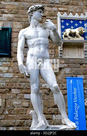 Eine Nachbildung von David vor dem Palazzo Vecchio, Piazza della Signoria, Florenz, Toskana, Italien. Stockfoto