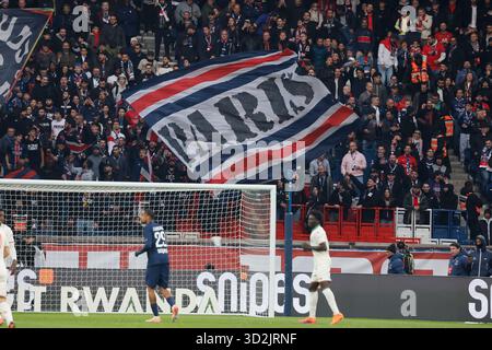 Paris, Frankreich. November 2025. PSG's Ultras Fans während des Spiels der französischen Fußball-Liga 1 2025-26, PSG vs Nice im Parc des Princes Stadium, Paris, Frankreich am 1. November 2025. Foto: Henri Szwarc/ABACAPRESS.COM Credit: Abaca Press/Alamy Live News Stockfoto
