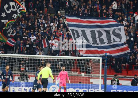 Paris, Frankreich. November 2025. PSG's Ultras Fans während des Spiels der französischen Fußball-Liga 1 2025-26, PSG vs Nice im Parc des Princes Stadium, Paris, Frankreich am 1. November 2025. Foto: Henri Szwarc/ABACAPRESS.COM Credit: Abaca Press/Alamy Live News Stockfoto
