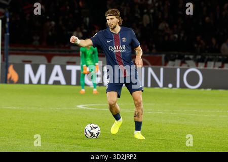 Paris, Frankreich. November 2025. Die PSG-Spielerin Illia Zabarnyi 2025-26 im Parc des Princes Stadium in Paris, Frankreich am 1. November 2025. Foto: Henri Szwarc/ABACAPRESS.COM Credit: Abaca Press/Alamy Live News Stockfoto