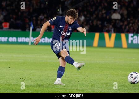 Paris, Frankreich. November 2025. PSG's Joao Neves während des Spiels der französischen Fußball-Liga 1 2025-26, PSG vs Nice im Parc des Princes Stadium, Paris, Frankreich am 1. November 2025. Foto: Henri Szwarc/ABACAPRESS.COM Credit: Abaca Press/Alamy Live News Stockfoto