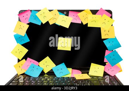 Viele farbenfrohe Stickerposten mit traurigen und lächelnden Ausdrücken auf einem schwarzen Laptop-Bildschirm isoliert auf weißem Hintergrund, Glücksmetapher Stockfoto